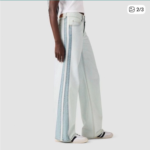 NWT- Levi's Women's Light Blue  Jeans- stripe hype - Picture 3 of 5